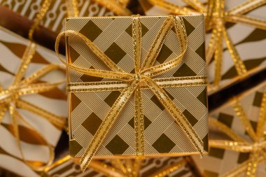 Hediye kutuları ile lüks altın temalı tatil tebrik kartı