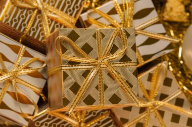 Hediye kutuları ile lüks altın temalı tatil tebrik kartı