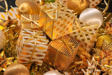 Hediye kutuları ile lüks altın temalı tatil tebrik kartı