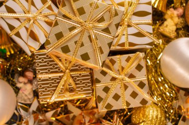 Hediye kutuları ile lüks altın temalı tatil tebrik kartı