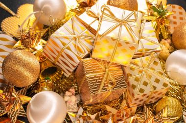 Hediye kutuları ile lüks altın temalı tatil tebrik kartı