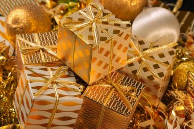 Hediye kutuları ile lüks altın temalı tatil tebrik kartı