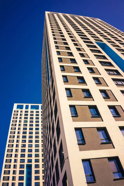 Complexo de apartamento moderno de alta ascensão — Fotografia de Stock