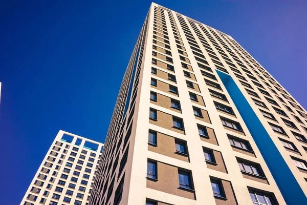 Modern yüksek doğmak daire kompleksi