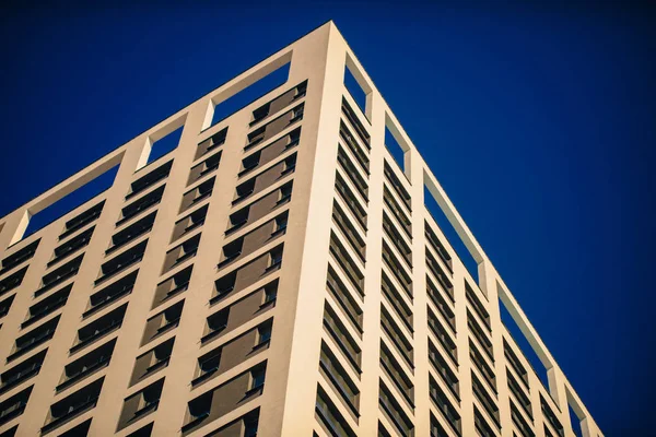 Complejo moderno de apartamentos de gran altura —  Fotos de Stock