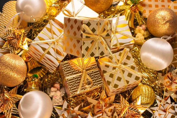 Hediye kutuları ile lüks altın temalı tatil tebrik kartı