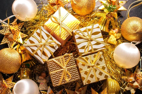 Tarjeta de felicitación de vacaciones temáticas de oro de lujo con cajas de regalo —  Fotos de Stock