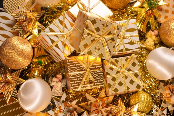 Tarjeta de felicitación de vacaciones temáticas de oro de lujo con cajas de regalo — Foto de Stock