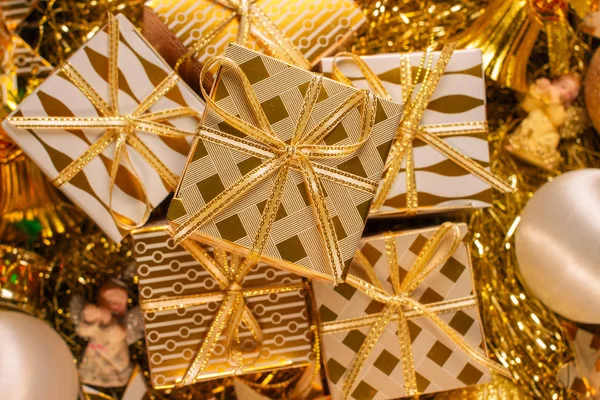 Tarjeta de felicitación de vacaciones temáticas de oro de lujo con cajas de regalo — Foto de Stock