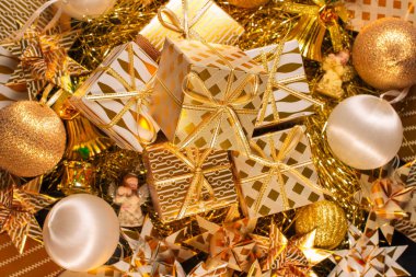 Hediye kutuları ile lüks altın temalı tatil tebrik kartı