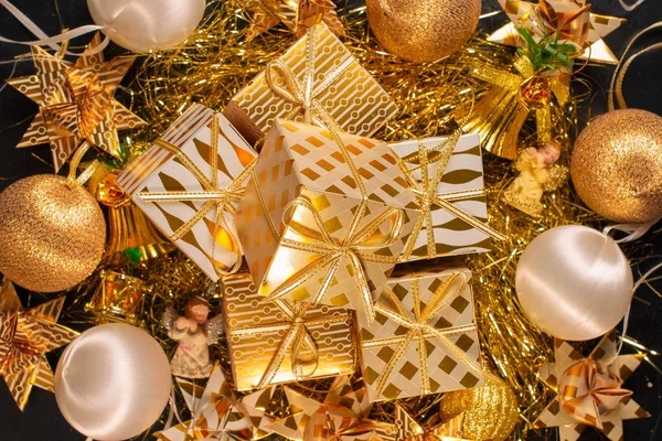 Ouro luxuoso temático cartão de felicitações de férias com caixas de presente — Fotografia de Stock