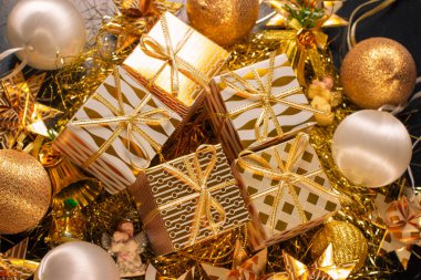 Hediye kutuları ile lüks altın temalı tatil tebrik kartı