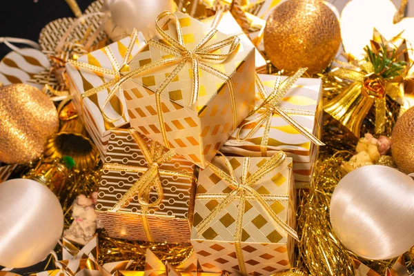 Ouro luxuoso temático cartão de felicitações de férias com caixas de presente — Fotografia de Stock