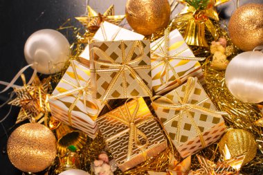 Hediye kutuları ile lüks altın temalı tatil tebrik kartı