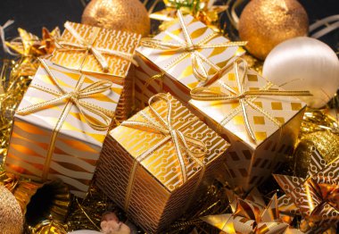 Hediye kutuları ile lüks altın temalı tatil tebrik kartı