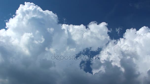Bulutlar Mavi Gökyüzünde Çalışan Büyük Kabarık Beyaz Bulutlar Gökyüzü Hareketli — Stok video
