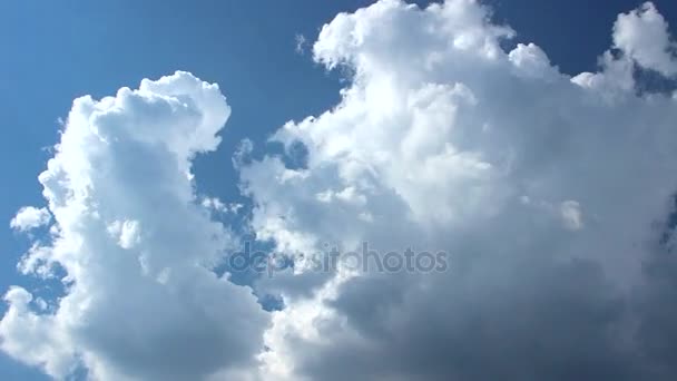 Nubes Corriendo Través Del Cielo Azul Timelapse Vast Puffy Fluffy — Vídeos de Stock