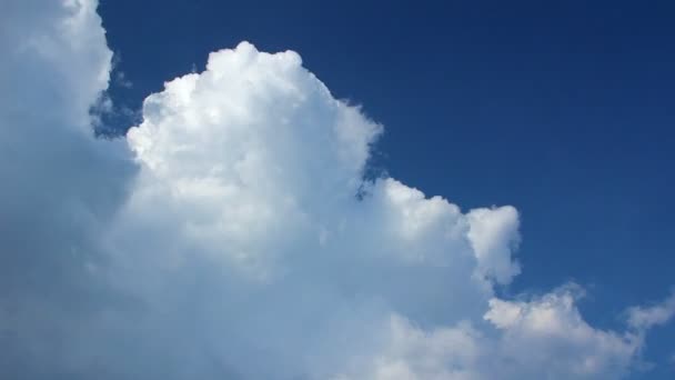 Nubes Corriendo Través Del Cielo Azul Timelapse Vast Puffy Fluffy — Vídeos de Stock