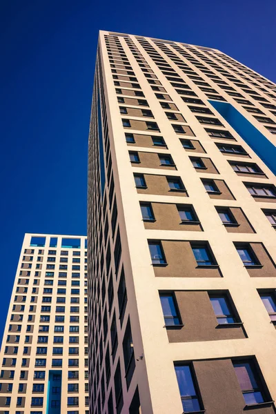 Complexo de apartamento moderno de alta ascensão — Fotografia de Stock