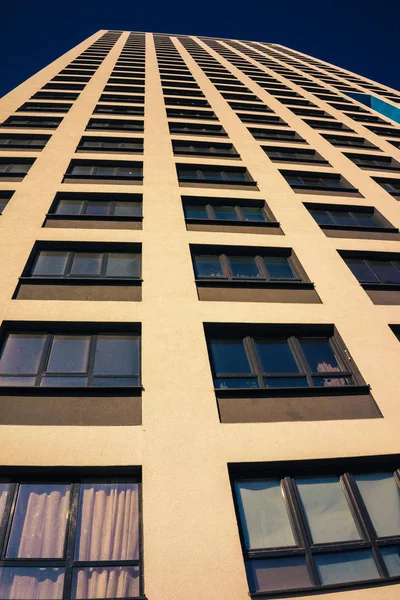 Complejo moderno de apartamentos de gran altura — Foto de Stock