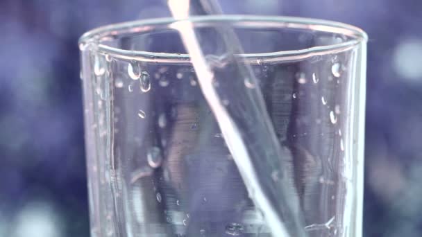 Wasser Klares Glas Füllen Wasser Glas Gießen Wasser Aus Flasche — Stockvideo