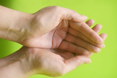 kadın sanki bir şey tutan eller