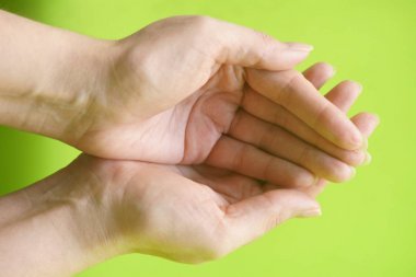 kadın sanki bir şey tutan eller