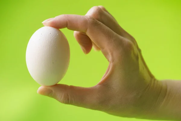 Проведенні руки в сирих курячих яйце — стокове фото