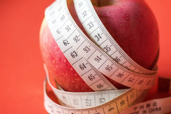 Manzana con cinta métrica blanca — Foto de Stock