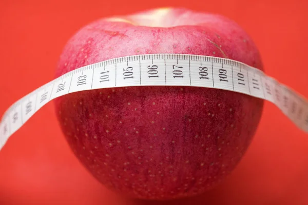 Manzana con cinta métrica blanca — Foto de Stock