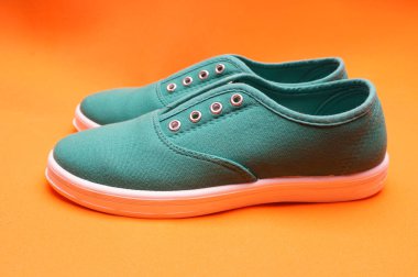 Portakal yeşil spor ayakkabı