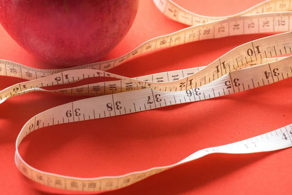 Beyaz bant ölçme ile elma — Stok fotoğraf