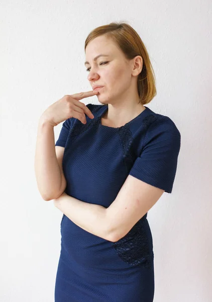 Жінка в одязі Позування, концепція процесу прийняття рішень — стокове фото