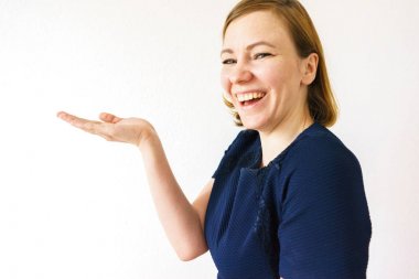 kadın gösteren ürün