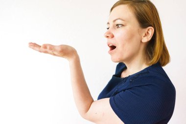 kadın gösteren ürün