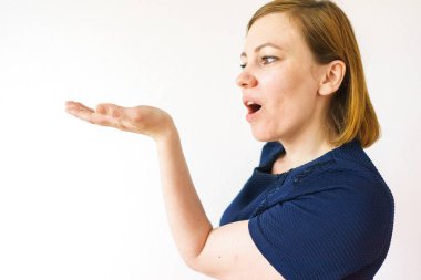 kadın gösteren ürün