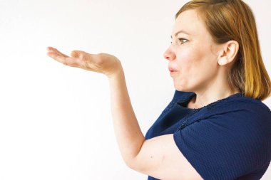 kadın gösteren ürün