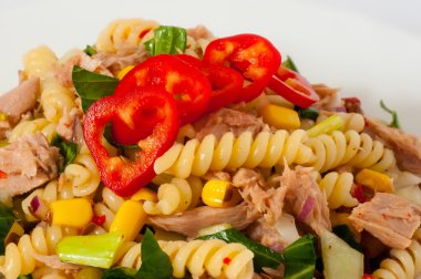 Ton balığı salatası makarna ve sebzeler.