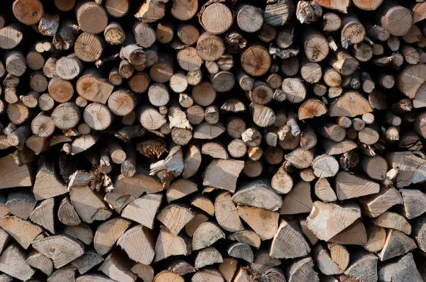 Gehakte hout klaar voor verwarming. — Stockfoto