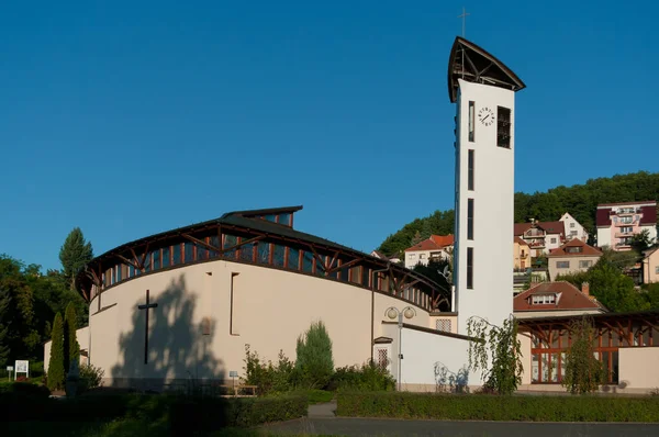 Římsko-katolická církev svaté rodiny. — Stock fotografie