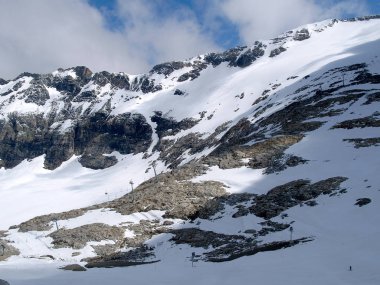 Avusturya'da bulunan bölümünde Alp dağ masifinin kısmına Carinthia deniyor.    