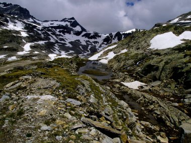 Avusturya'da bulunan bölümünde Alp dağ masifinin kısmına Carinthia deniyor.    