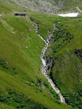 Avusturya'da bulunan bölümünde Alp dağ masifinin kısmına Carinthia deniyor.    