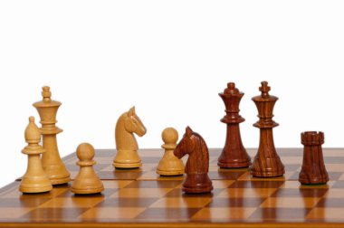 Ahşap Satranç taşları. Satranç, bir eski sosyal oyun düşünmek için talep.