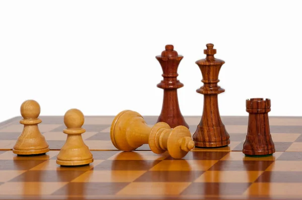 Ahşap Satranç taşları. Satranç, bir eski sosyal oyun düşünmek için talep.