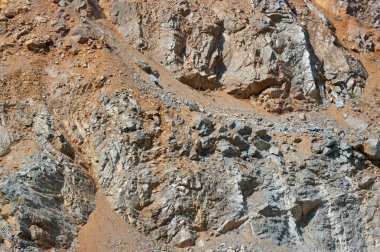 Terk edilmiş eski bir taş ocağı duvarlarının yakından görmek. Bu taş ocağında, kireçtaşı mayınlı.