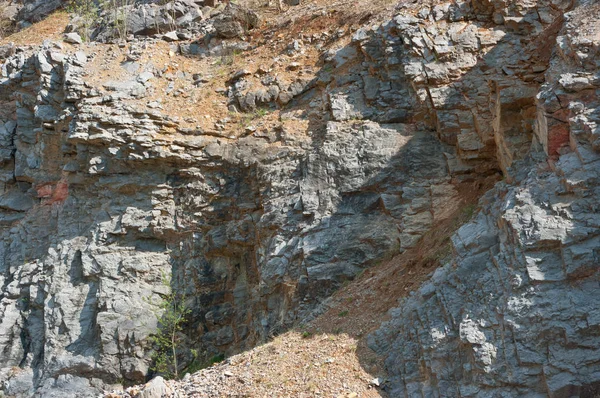 Terk Edilmiş Eski Bir Taş Ocağı Duvarlarının Yakından Görmek Taş — Stok fotoğraf