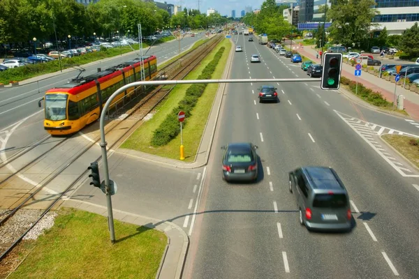 trafik ışığı parlak yeşil ve arabalar için bir kavşak trafik ışıkları, kentsel sahne ile geliyor