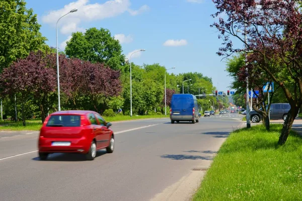 Miejski scena, samochodów jadących do skrzyżowania z sygnalizacją świetlną — Zdjęcie stockowe