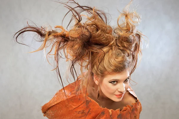 Frau im orangefarbenen Outfit, Porträt, Mode, Atelier Stockbild